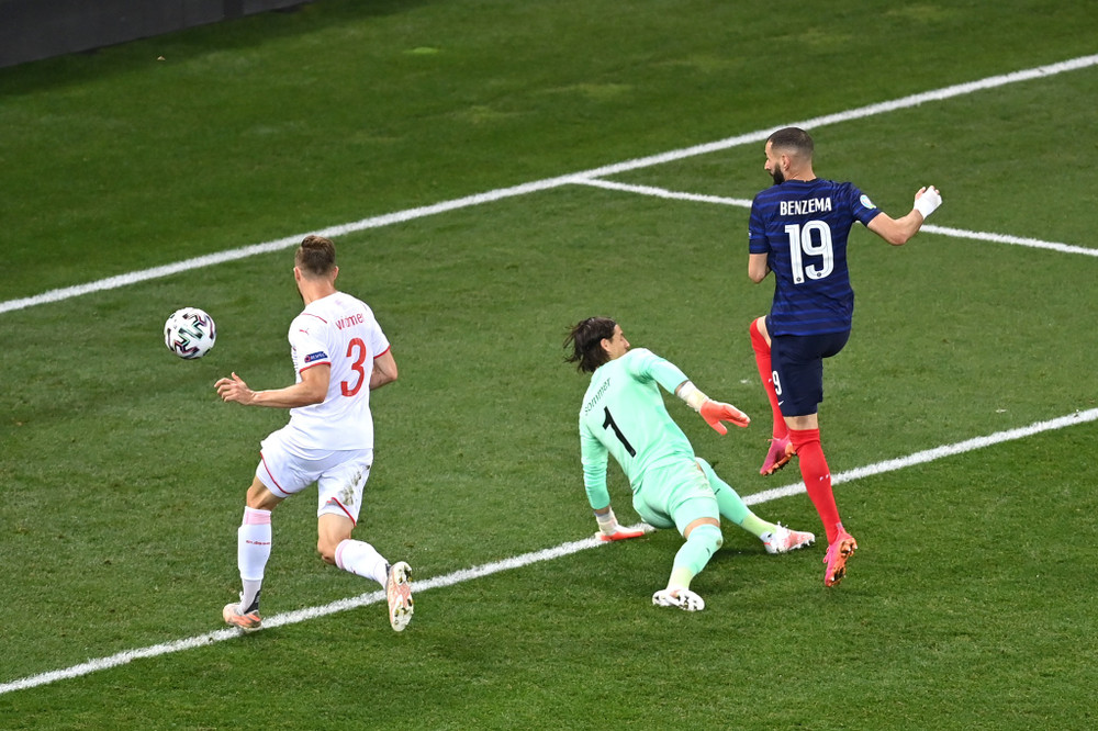 Ngay sau tình huống này, Benzema đã liên tiếp có được hai bàn thắng chỉ trong vòng có hai phút (ở phút 57 và 59) để đưa Pháp dẫn trước 2-1. (Ảnh: UEFA) Cận cảnh Pháp gục ngã trên chấm luân lưu, nhường vé vào tứ kết Euro cho Thụy Sĩ -0