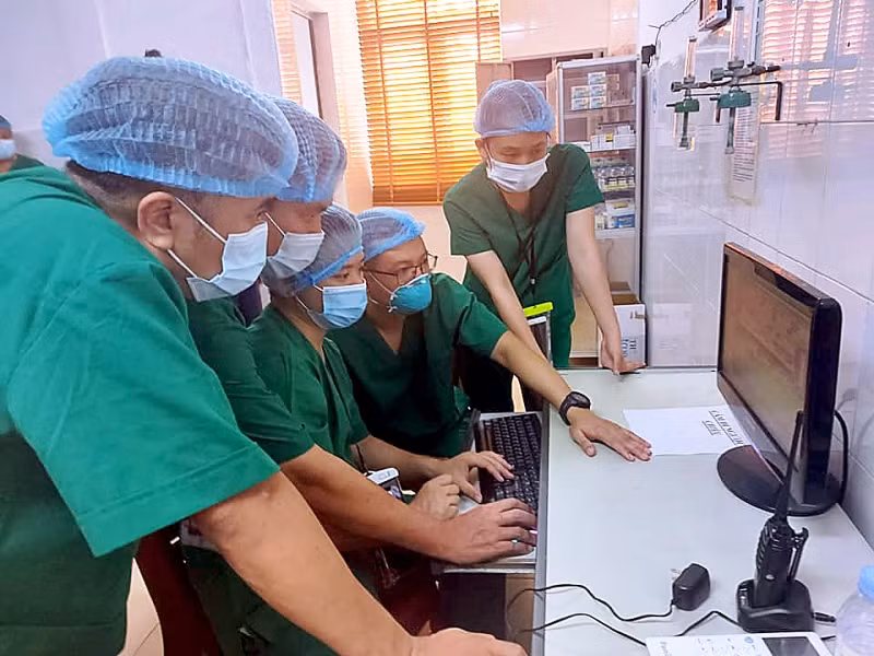 Các bác sĩ kiểm tra hệ thống theo dõi điều trị từ xa. (Ảnh: Trung Thành)