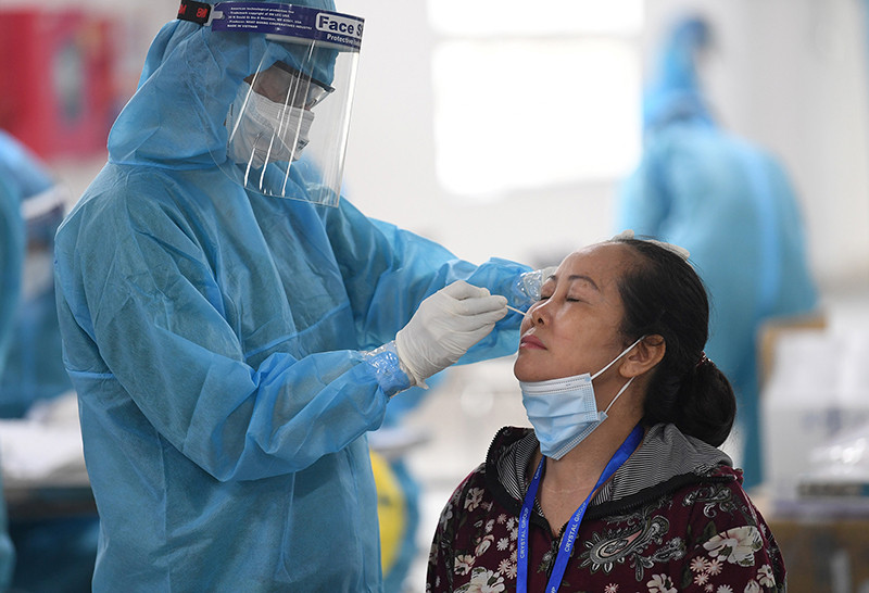 Xét nghiệm Covid-19 cho công nhân khu công nghiệp tỉnh Bắc Giang. (Ảnh: ĐĂNG ANH) Bài 4: Nỗ lực vượt khó -0