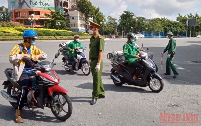 Các lực lượng tổ chức kiểm tra, kiểm soát người dân lưu thông tại khu vực vòng xoay Điện Biên Phủ. (Ảnh: Quang Quý)