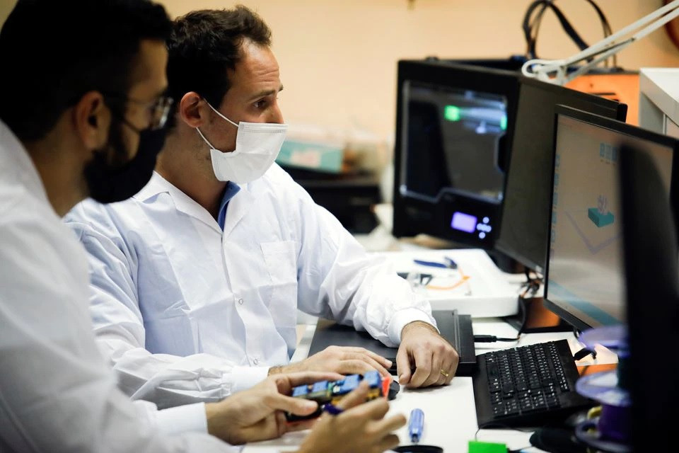 Các nhân viên tại phòng thí nghiệm của công ty khởi nghiệp High Hopes Labs của Israel. Ảnh: Reuters. Israel phát triển khí cầu để thu giữ carbon -0