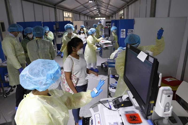Xét nghiệm Covid-19 ở UAE. (Ảnh: Reuters) Tỷ lệ tiêm ngừa Covid-19 cao, nhiều nước dần trở lại trạng thái bình thường -0