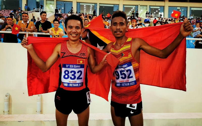 Felisberto De Deus cùng Lê Văn Thao. (Ảnh: seagames2021.com) Felisberto De Deus - người làm nên dấu mốc lịch sử cho điền kinh Timor Leste -0