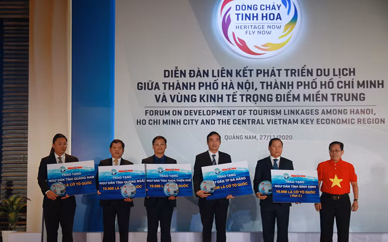 Đại diện Ban Biên tập Báo Người lao động trao tặng cờ Tổ quốc cho ngư dân năm tỉnh.