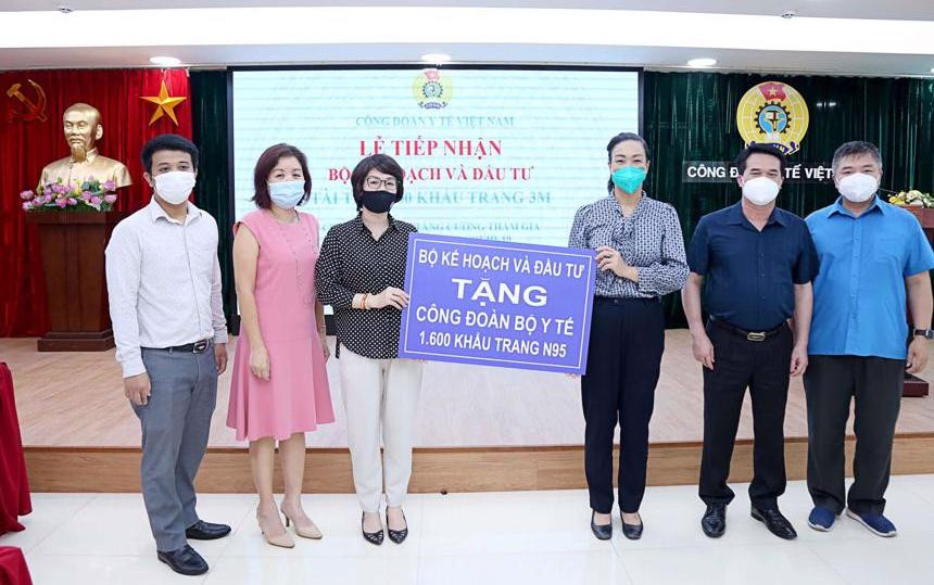 Bộ Kế hoạch và Đầu tư trao tặng Công đoàn Bộ Y tế 1.600 khẩu trang N95 cho cán bộ y tế tuyến đầu tham gia chống dịch Covid-19. (Ảnh: Bộ Kế hoạch và Đầu tư) Bộ Kế hoạch và Đầu tư trao tặng khẩu trang cho cán bộ y tế tuyến đầu -0