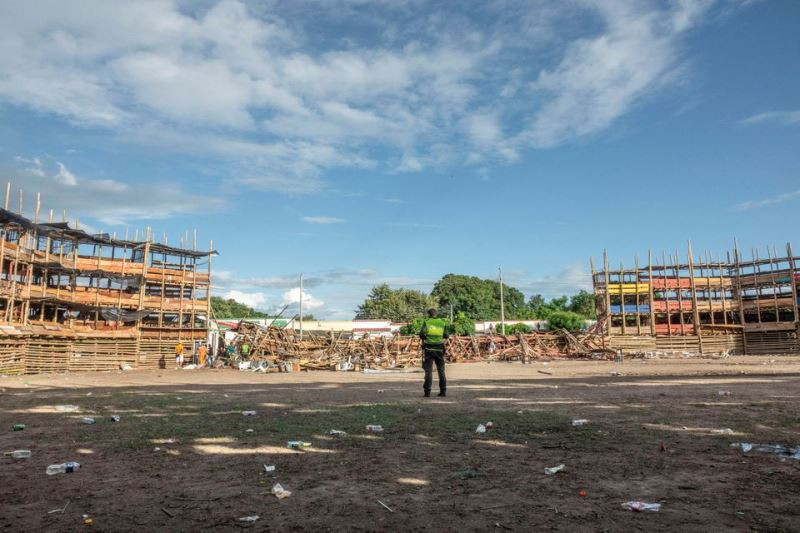 Một sĩ quan cảnh sát đứng bên trong trường đấu bò bị sập trong lễ hội San Pedro ở El Espinal, Colombia, ngày 26/6/2022. (Ảnh: REUTERS) Khoảnh khắc khán đài trường đấu bò đổ sập ở Colombia, khiến hơn 320 người thương vong -0