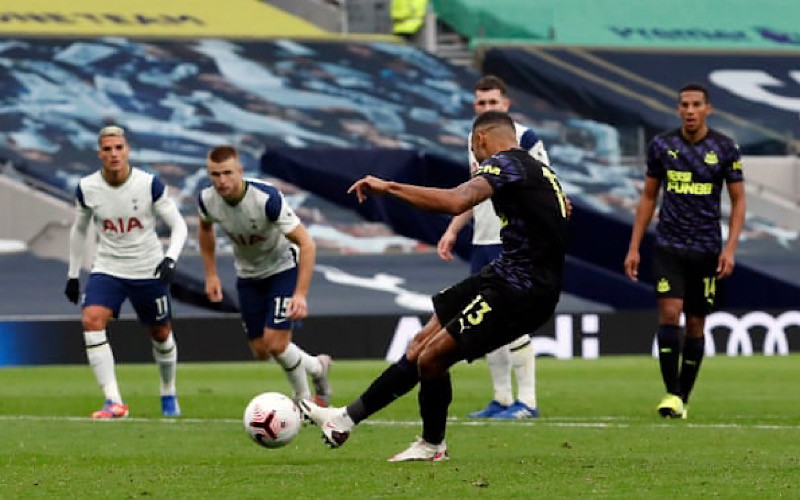 C. Wilson (áo sẫm) sút phạt 11m thành công, gỡ hòa 1-1 cho Newcastle.