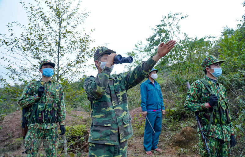 Chiến sĩ Đồn Biên Phòng A Pa Chải (Điện Biên) tuần tra kiểm soát khu vực biên giới. (Ảnh: TTXVN)