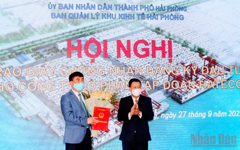 Trao Giấy chứng nhận đăng ký đầu tư cho Công ty CP Tập đoàn Hateco.