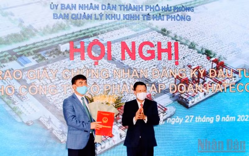 Trao Giấy chứng nhận đăng ký đầu tư cho Công ty CP Tập đoàn Hateco.