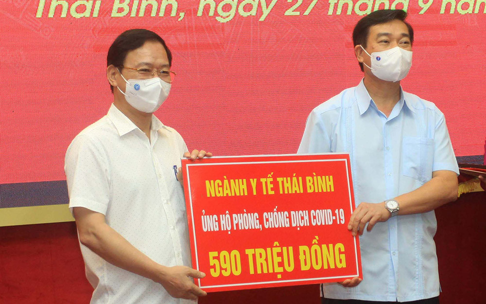 Cán bộ, công chức, viên chức, người lao động ngành y tế Thái Bình ủng hộ Quỹ phòng, chống Covid-19 tỉnh Thái Bình 590 triệu đồng.