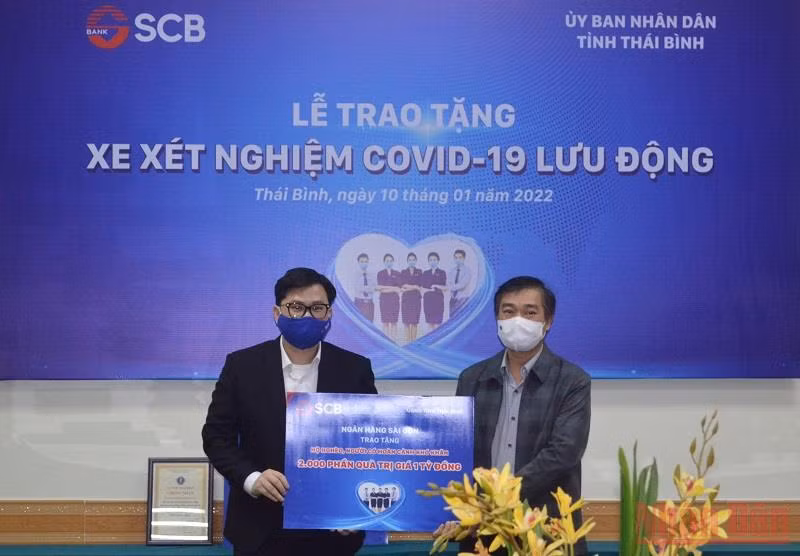 Trao xe xét nghiệm lưu động chống dịch hiện đại cho tỉnh Thái Bình -0