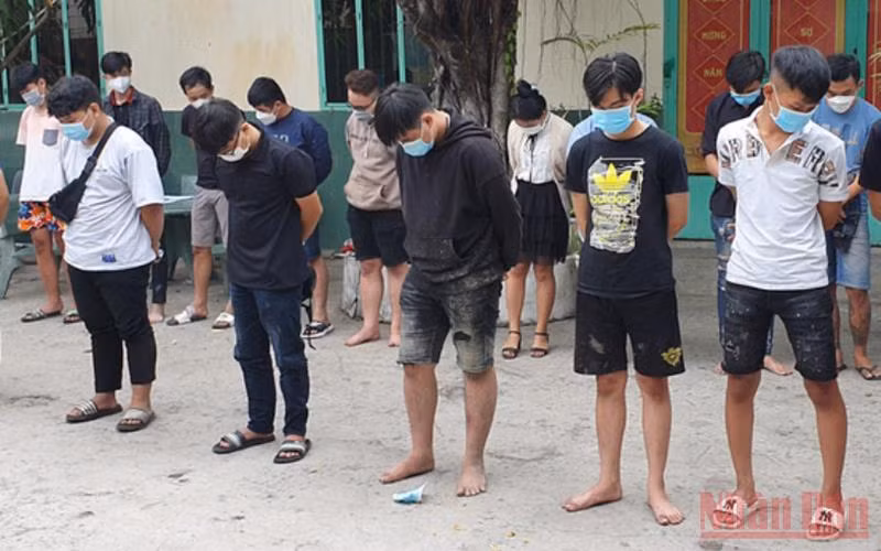 Các đối tượng tổ chức đua xe trái phép bị tạm giữ.