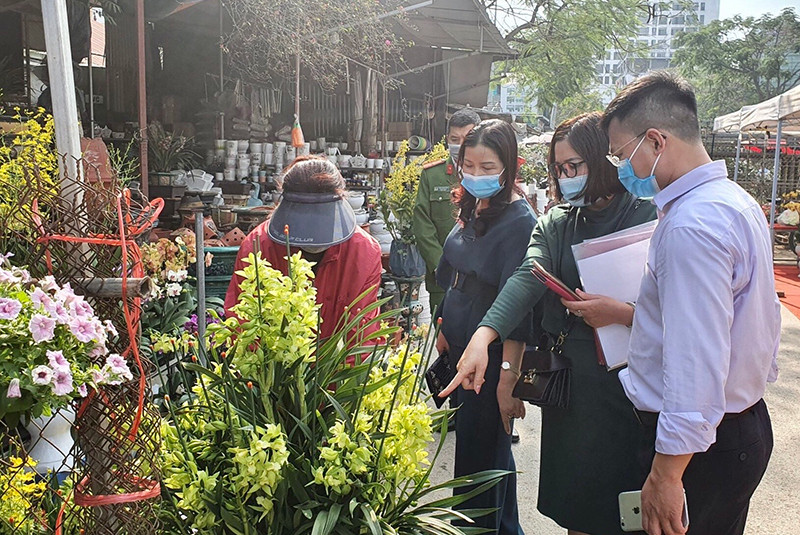 Sở Công thương Hà Nội kiểm tra chợ hoa Xuân Vạn Phúc (quận Hà Đông). Tăng cường phòng, chống dịch Covid-19 tại các chợ hoa Xuân -0