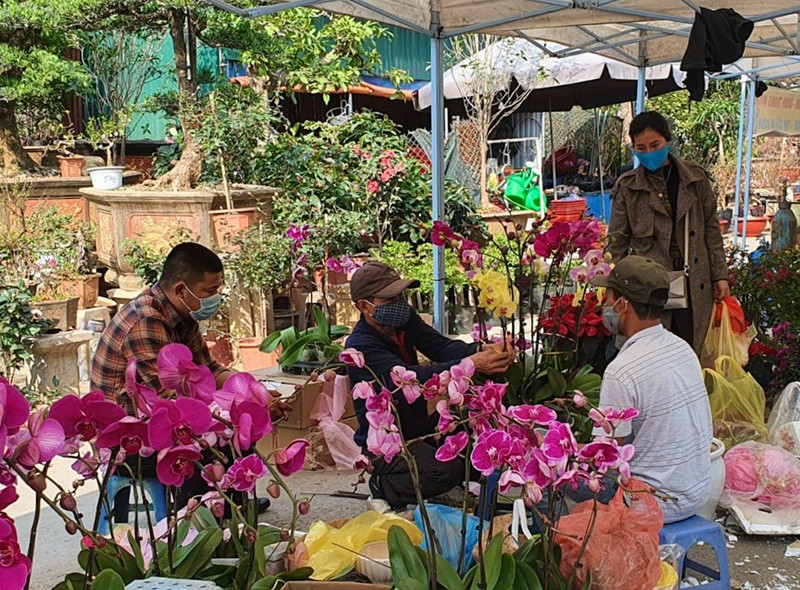 Các tiểu thương bán hoa tại chợ hoa Vạn Phúc (Hà Đông, Hà Nội) luôn đeo khẩu trang khi bán hàng. Tăng cường phòng, chống dịch Covid-19 tại các chợ hoa Xuân -0