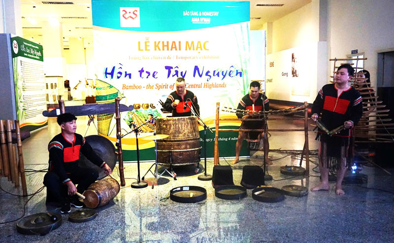 Các nghệ sĩ Đoàn Ca múa nhạc Đắk Lắk biểu diễn với các loại nhạc cụ làm từ tre nứa. Trưng bày chuyên đề “Hồn tre Tây Nguyên” tại Đắk Lắk -0