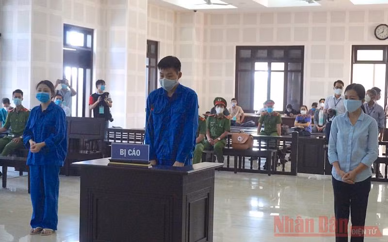 Các bị cáo trước vành móng ngựa