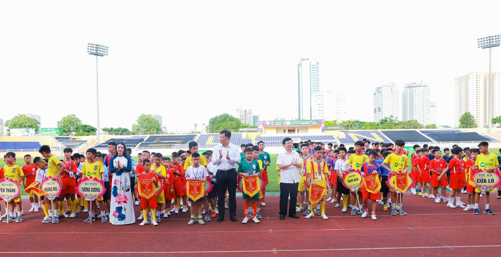 Ban Tổ chức giải trao Cờ lưu niệm cho các đội dự giải. Ảnh: Thành Duy Khai mạc giải bóng đá Thiếu niên-Nhi đồng Cúp Báo Nghệ An lần thứ 24. -0