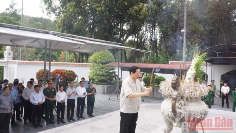Thủ tướng Phạm Minh Chính cùng các thành viên đoàn công tác dâng hoa, dâng hương tại Khu mộ 10 Thanh niên xung phong hy sinh tại Ngã ba Đồng Lộc. Ảnh: NGÔ TUẤN