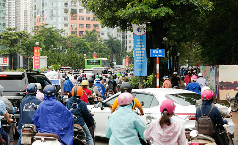 Ùn tắc giao thông trên tuyến đường Lê Văn Lương, Hà Nội. (Ảnh: Đăng Anh) Phát lộ nhiều sai phạm về xây dựng chung quanh tuyến đường Lê Văn Lương -0