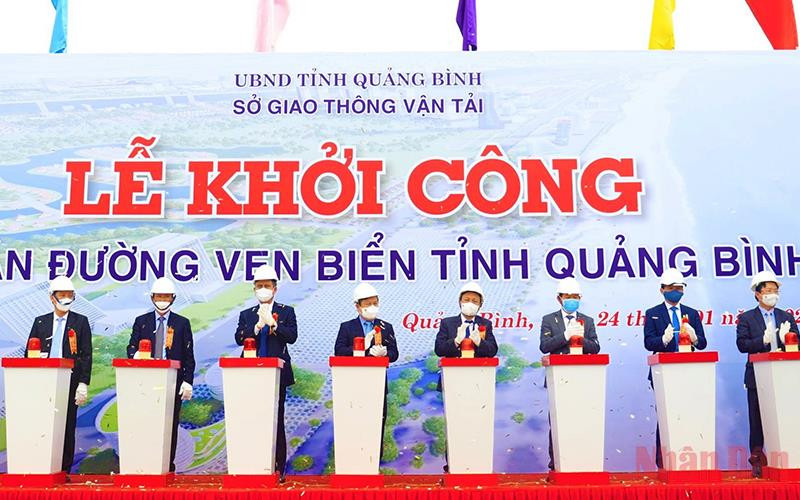 Các đại biểu thực hiện nghi thức khởi công dự án.