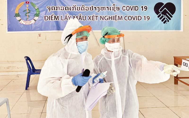 Bà Huyền (trái) tại một điểm xét nghiệm Covid-19. 