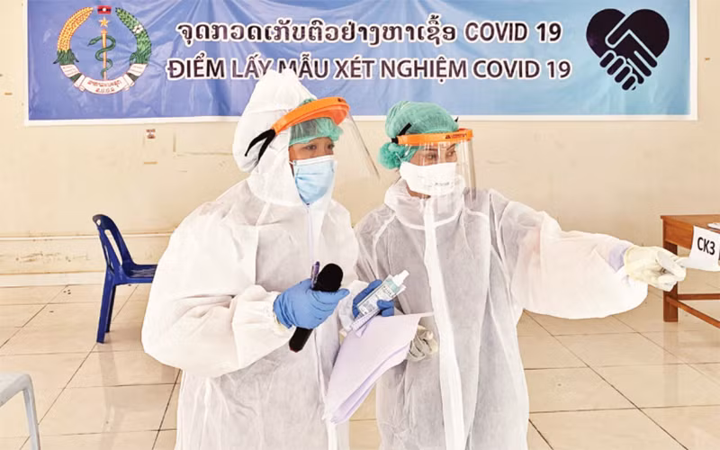 Bà Huyền (trái) tại một điểm xét nghiệm Covid-19. 