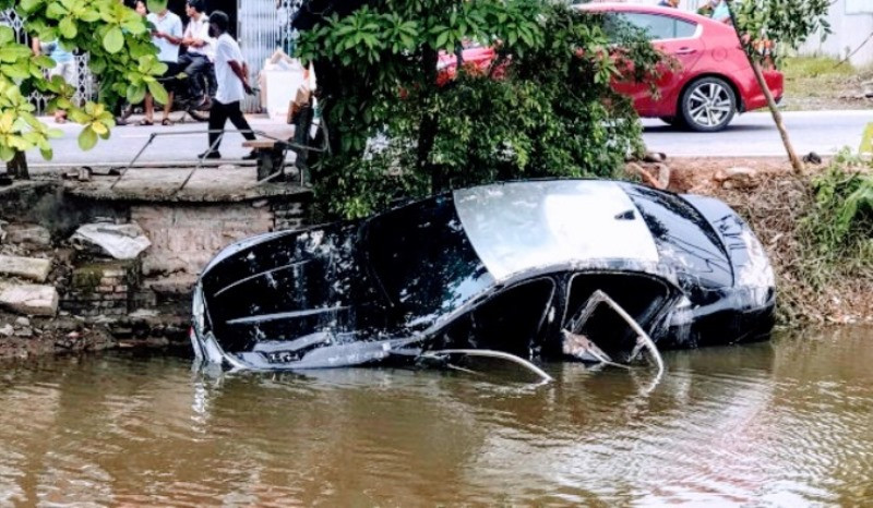 Chiếc xe bị nạn đã được đưa vào sát bờ mương An Kim Hải. (Ảnh: Cổng tin tức Hải Phòng)
