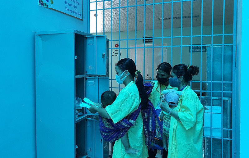 Người nhà bệnh nhân lựa chọn quần áo, bỉm cho con em mình tại "Tủ quần áo 0 đồng". Sẻ chia cùng bệnh nhi nghèo ở Kon Tum -0