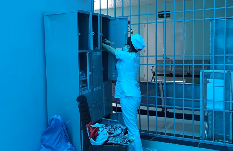 Điều dưỡng Khoa Nhi, Bệnh viện đa khoa tỉnh Kon Tum bỏ quần áo, bỉm vào "Tủ quần áo 0 đồng" để người nhà bệnh nhi lựa chọn.