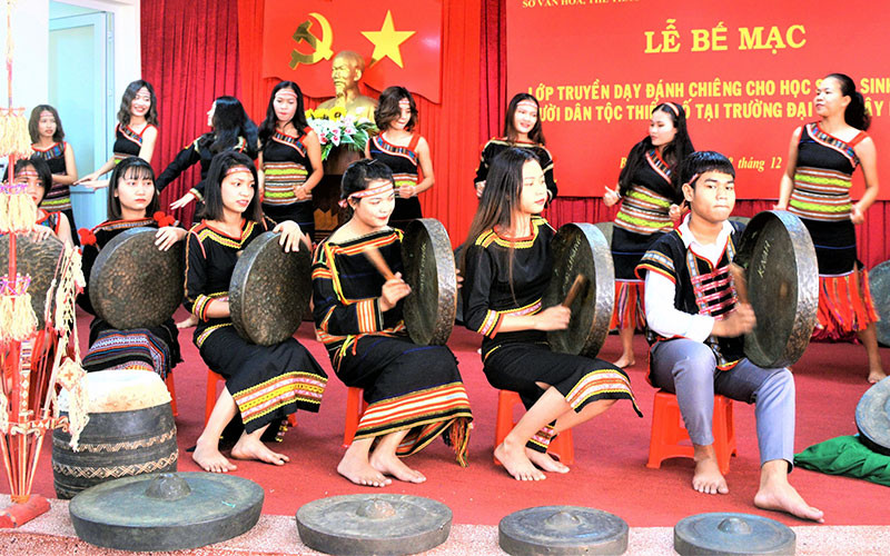 Một lớp dạy đánh chiêng cho học sinh, sinh viên dân tộc thiểu số Trường đại học Tây Nguyên. 