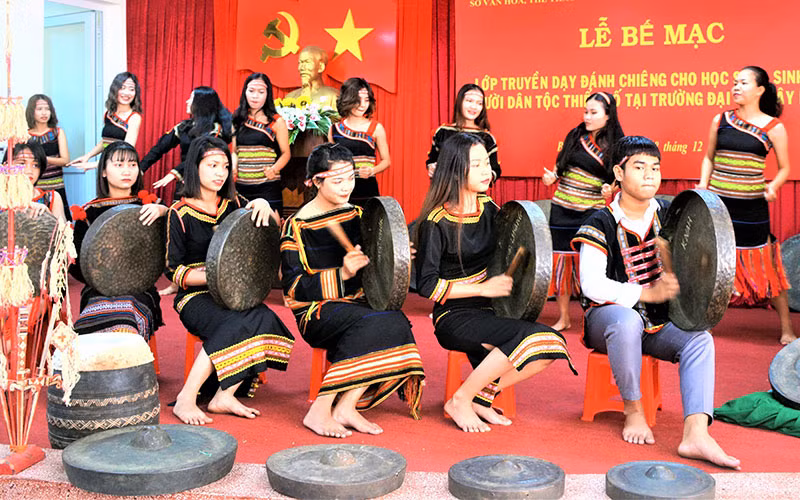 Một lớp dạy đánh chiêng cho học sinh, sinh viên dân tộc thiểu số Trường đại học Tây Nguyên. 