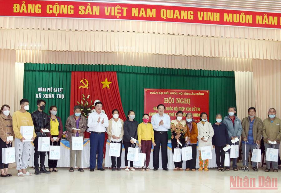 Đồng chí Phan Đình Trạc và Phó Bí thư thường trực Tỉnh ủy, Trưởng đoàn Đại biểu Quốc hội khóa XV đơn vị tỉnh Lâm Đồng Trần Đình Văn trao quà tặng các gia đình chính sách xã Xuân Thọ. Đảng và Nhà nước rất quan tâm vấn đề “tam nông” -0