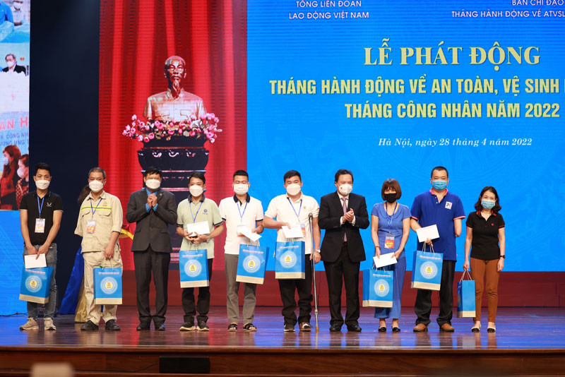 Trao quà tặng công nhân lao động bị tai nạn lao động. Phát động Tháng hành động về Vệ sinh an toàn lao động, Tháng Công nhân -0