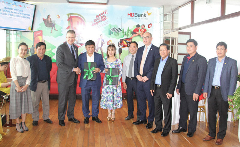 Đại sứ Hoa Kỳ thăm và làm việc với HDbank, Vietjet -0