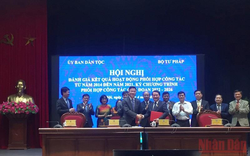 Quang cảnh lễ ký kết Chương trình phối hợp công tác giai đoạn 2022-2026 giữa Ủy ban Dân tộc và Bộ Tư pháp. (Ảnh: V.T)