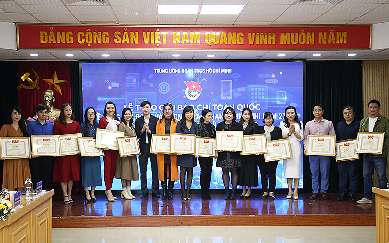 Các cá nhân nhận Bằng khen của Trung ương Đoàn tại buổi lễ. Trao Kỷ niệm chương “Vì thế hệ trẻ” tặng 4 nhà báo tiêu biểu -0