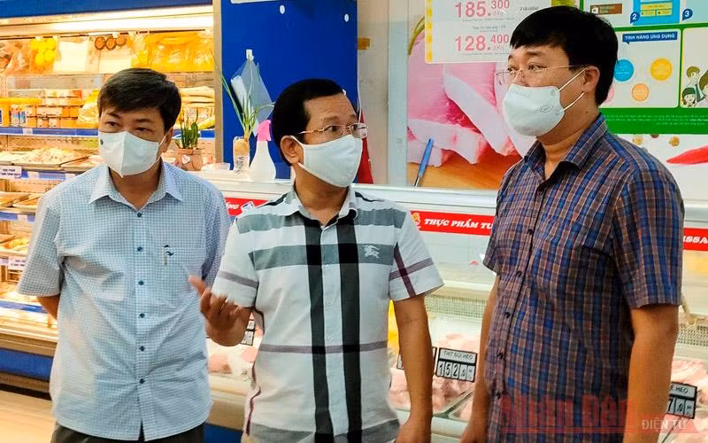 Bí thư Tỉnh ủy Đồng Tháp Lê Quốc Phong (bìa phải) kiểm tra công tác phòng, chống dịch Covid-19 tại siêu thị Co.opmart Sa Đéc.