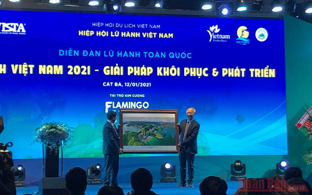 Trao quà tặng của Cát Bà cho Hiệp hội Lữ hành Việt Nam. Khai mạc Diễn đàn lữ hành toàn quốc -0