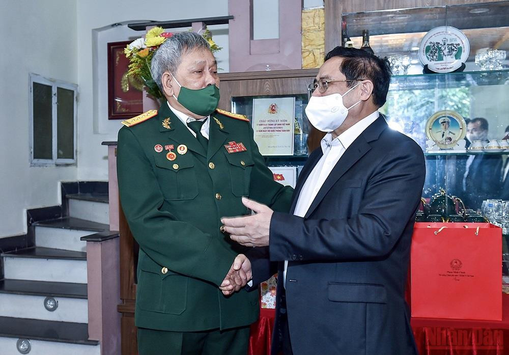 Thủ tướng Phạm Minh Chính thăm gia đình quân nhân, Đại tá Bùi Anh Tuấn, thương binh 4/4 ở xã Đôn Lương, Huyện Cát Hải (Hải Phòng). Thủ tướng Chính phủ Phạm Minh Chính thăm và làm việc tại thành phố Hải Phòng -0
