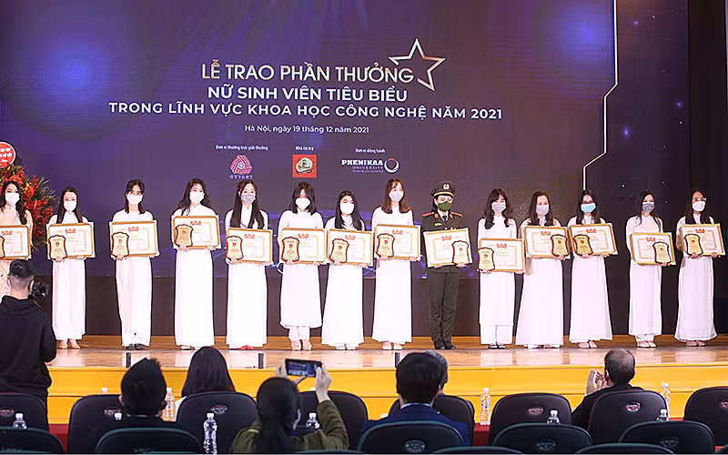 Trao giải thưởng Quả cầu vàng và phần thưởng Nữ sinh công nghệ tiêu biểu -0