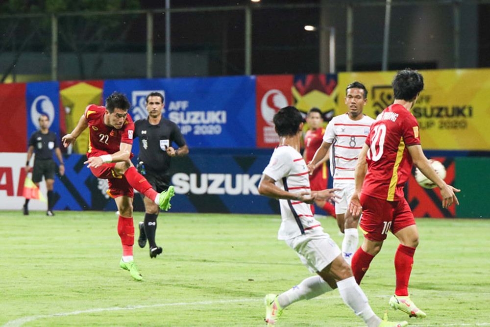 Tiến Linh dứt điểm đẳng cấp từ ngoài vòng cấm. (Ảnh: VFF) (Hiệp 2) Việt Nam 4-0 Campuchia: Tiến Dũng, Quang Hải lập công -0