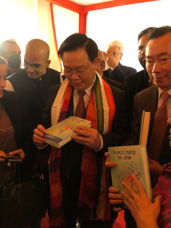 Chủ tịch Quốc hội Vương Đình Huệ nhận sách “Hợp dòng văn học Việt Nam-Ấn Độ” vừa ra mắt tháng 12/2021. (Ảnh: NVCC) Mở những cánh cửa, đưa văn học Việt ra thế giới -0