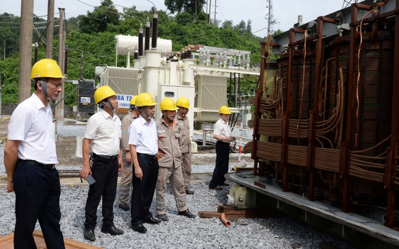 Lãnh đạo Công ty Điện lực Hà Giang trạm biến áp 110kV Xín Mần. 100% số xã tại Hà Giang được sử dụng điện lưới quốc gia -0