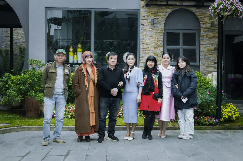 Nhóm nữ dịch Văn học Hà Nội và một số người bạn tại Bảo tàng Nghệ thuật gốm Quang tại Bát Tràng. Mở những cánh cửa, đưa văn học Việt ra thế giới -0