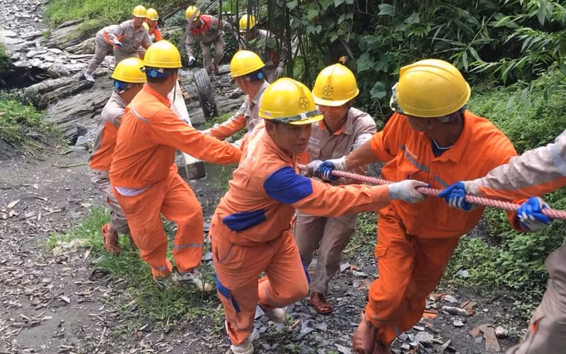 Công nhân Công ty Điện lực Hà Giang kéo điện về vùng cao.