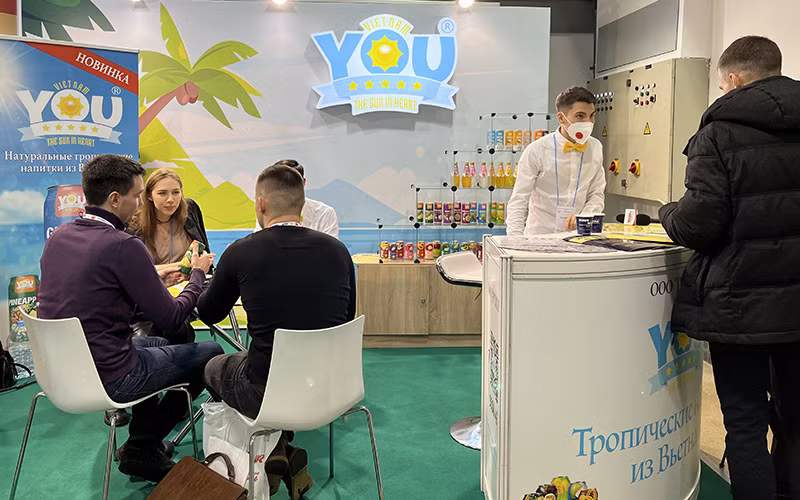 Một gian hàng đồ uống thương hiệu Việt Nam tại Hội chợ ẩm thực quốc tế lần thứ 29, vừa khai mạc tại Moskva ngày 7/2, cho thấy Nga đang từng bước “mở cửa” sau đại dịch Covid-19 (Ảnh: QUẾ ANH)