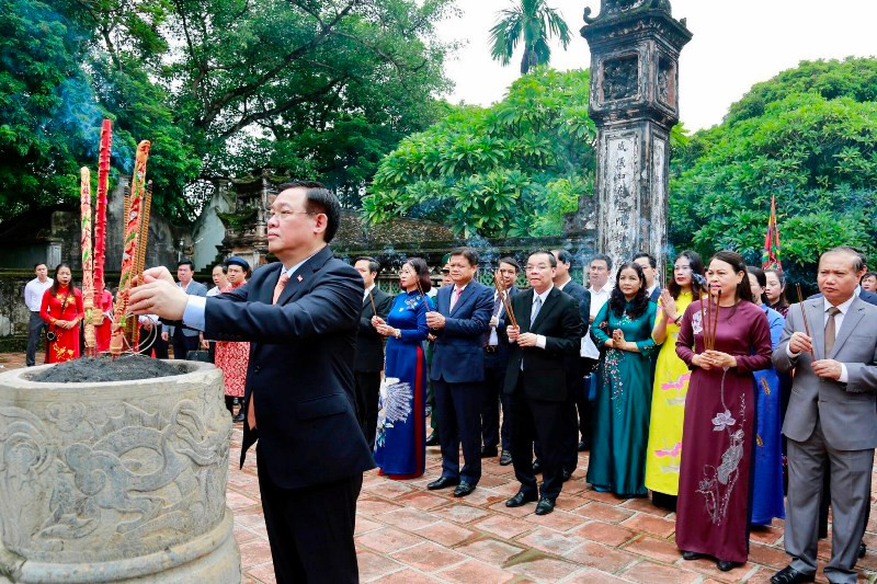 Đoàn đại biểu TP Hà Nội dâng hương tưởng nhớ Vua Đinh Tiên Hoàng tại đền thờ Đức vua Đinh Tiên Hoàng trong quần thể Khu di tích lịch sử văn hóa Cố đô Hoa Lư. Lãnh đạo TP Hà Nội dâng hương tưởng niệm Đức vua Lý Thái Tổ -0