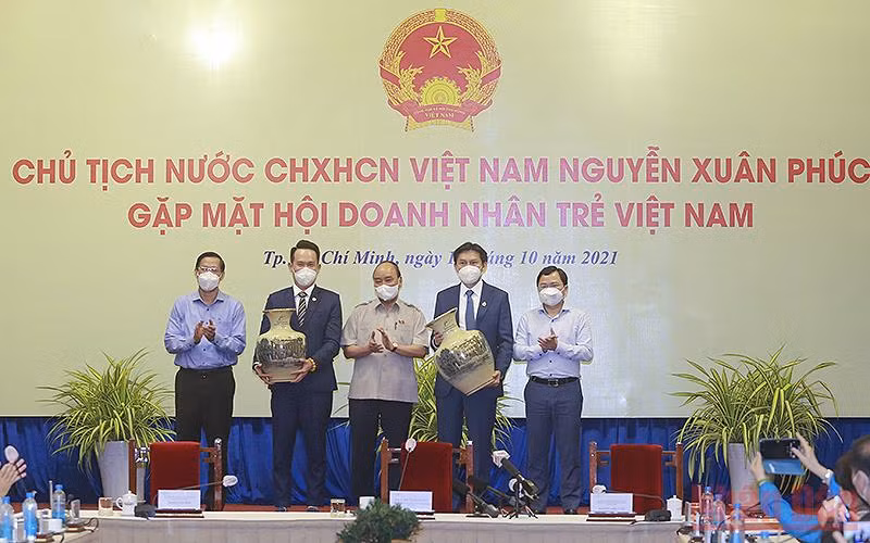 Chủ tịch nước Nguyễn Xuân Phúc gặp mặt Hội Doanh nhân trẻ Việt Nam vào tháng 10/2021.