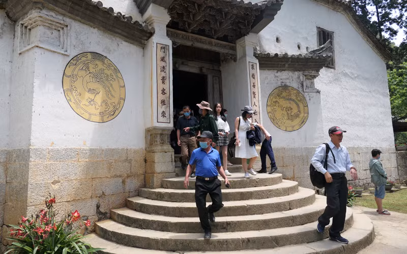 Đông đảo du khách tham quan dinh thự họ Vương, huyện Đồng Văn.